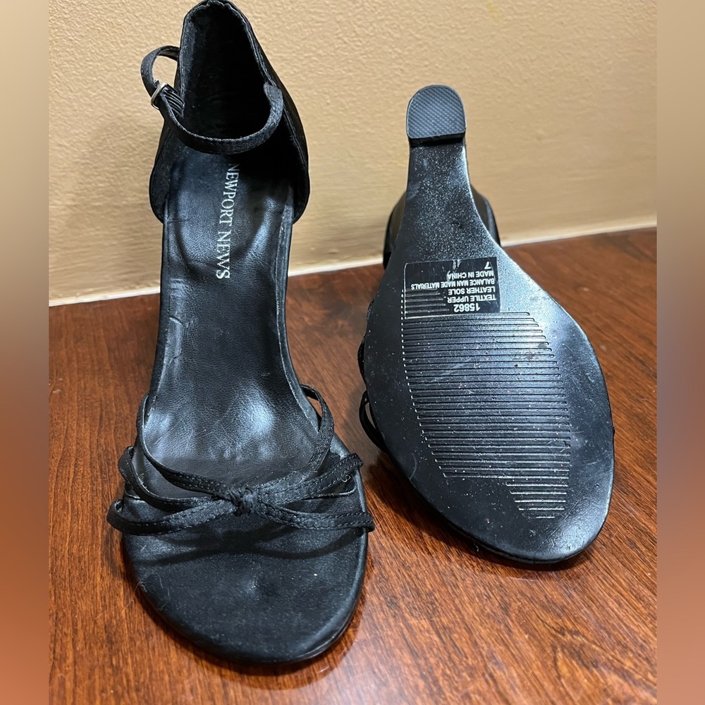Newport News/ women’s shoe, size 7, black
